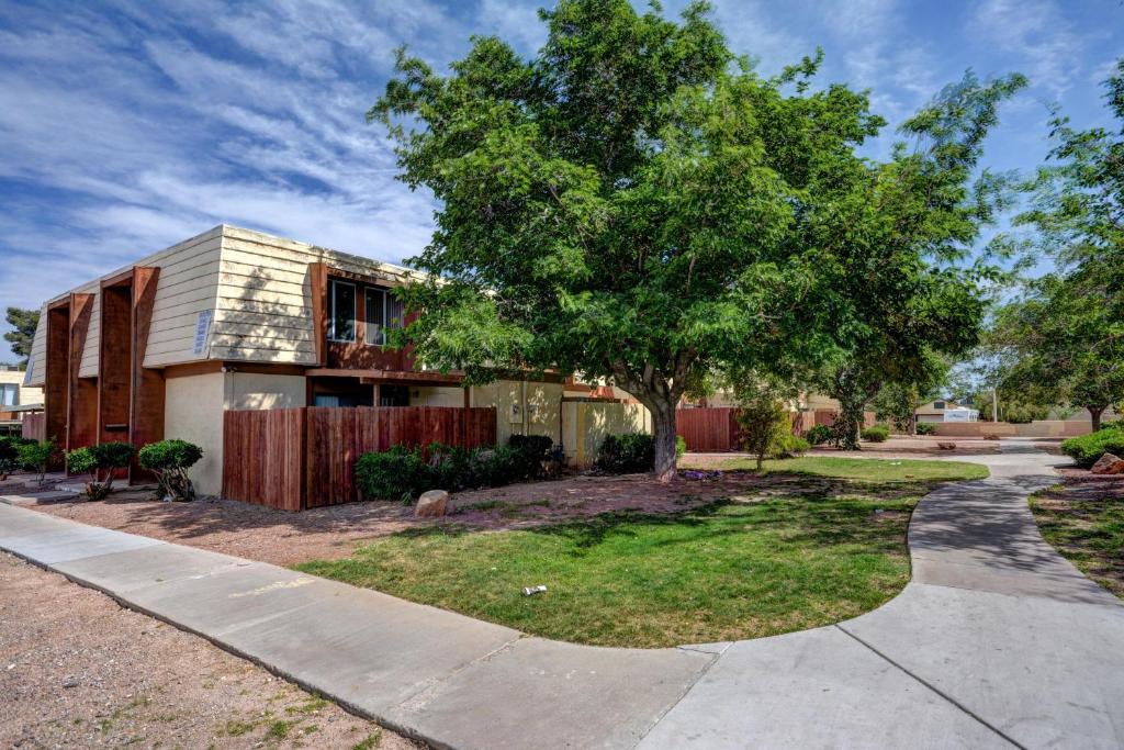 Luxury townhouse near the strip -Very modern